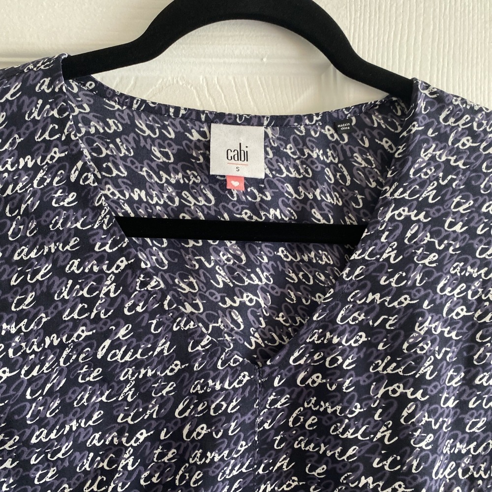 Cabi Amour Blouse Womens Size S Navy Blue Script I Love You Print V-Neck Whimsy - Picture 2 of 8